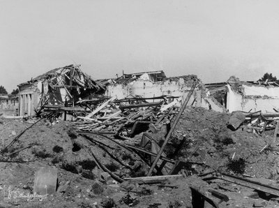 Bombardementen av Sermide: byggnader skadade under andra världskriget av Bayard and Bertall