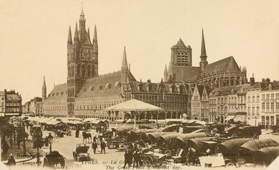 Grand Place på marknadsdagen, Ypres, Belgien av Belgian Photographer