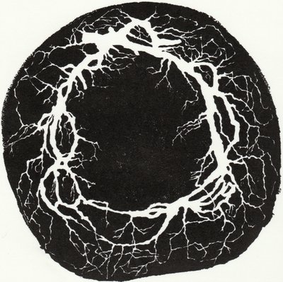 Root Wreath, 2019 (trägravyr på papper) av Bella Larsson