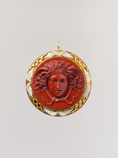 Head of Medusa (röd jaspis monterad i guld med vit emalj) av Benedetto Pistrucci