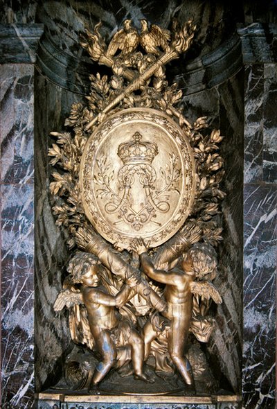 Skulptur på trappan till Escalier de la Reine som symboliskt firar Ludvig XIV:s och Marie-Therese av Österrikes bröllop. av Benoit or Massou Masson