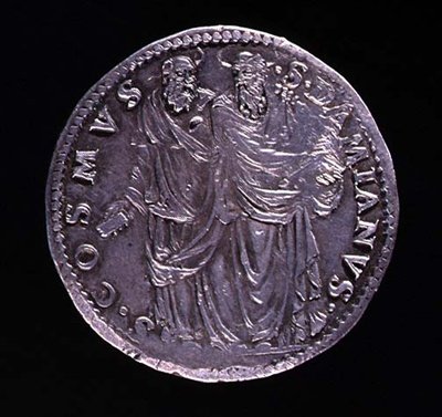 Baksidan av silvermyntet som visar SS Cosimo och Damien som står och stirrar på varandra. Inskrift: S. COSMVS S. DAMIANVS, präglad 1532-1537 (för framsidan se 108641) av Benvenuto Cellini