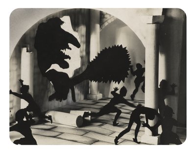 Fantastiska figurer, möjligen 1920-tal (gelatin silvertryck) av Bernard Alfieri