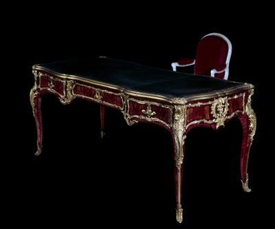 Möbler Louis XV: Office of the Dauphin lägenhet på toppen av svart marockansk, dekorerad med gyllene bronser med slipat guld, inlagd träbas av Aramante tillverkad av BVRB (Bernard II Van Risen Burgh (efter 1696-1766))., Bibliotheque du Dauphin av Bernard II van Riesen Burgh
