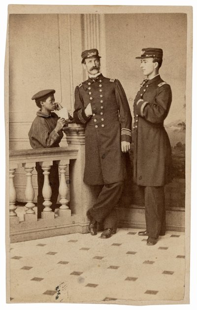 Porträtt av marinofficerare och en budbärare,ca. 1863 (foto) av Bernard Moses