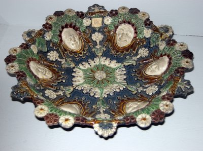 Maträtt med groteska ansikten (fajans) av Bernard Palissy