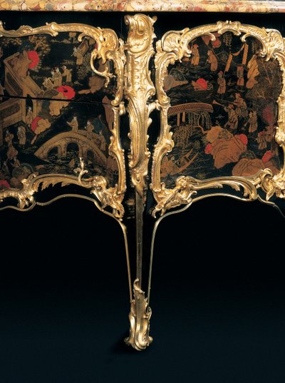 En Ludvig XV-kommod av Bernard van Risenburgh II