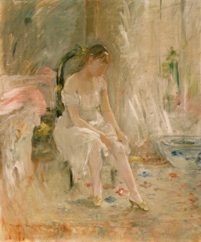 Klädd kvinna eller ung flicka som tar på sig strumpor av Berthe Morisot