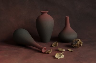Elegant stilleben i keramik av Betty Liu