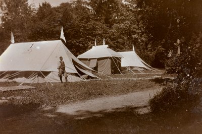 Album av första världskriget i Friuli-Venezia Giulia: tar emot, kirurgi och påklädning framför Villa Brazzà, hem till 17 på sjukhuset för krig i Soleschiano Manzano, foto taget från kyrktornet, 05/1916 (s/v) Foto) av Bietti Bietti