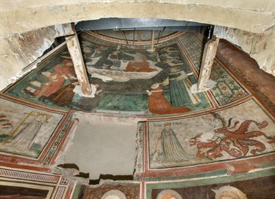 Norra tvärskeppet, ärkeängelns altare, Bakom altartavlan fresker av Bonifacio Bembo, Dygd Tro och ödmjukhet, Jungfruns kröning och Kristus omgiven av änglar av Bonifacio Bembo