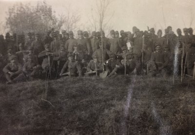 Album från första världskriget i Friuli-Venezia Giulia: gruppporträtt av soldaterna från infanteriet 112.mo med spadar nära flodtornet av Bourbon Del Monte
