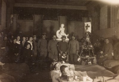 Album av första världskriget i Friuli-Venezia Giulia: gruppporträtt på juldagen på Villa Brazzà, hem till 17 på sjukhuset för krig i Soleschiano Manzano, 25/12/1915 (s/v foto) av Bourbon Del Monte