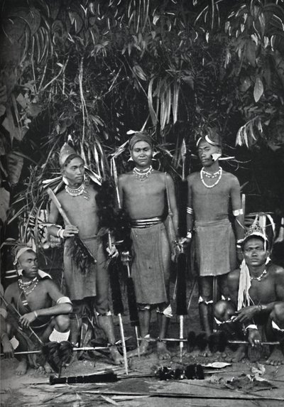 Angami Nagas i helklänning, 1902 av Bourne and Shepherd