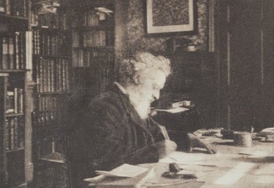 Boksamlaren William Morris i sitt bibliotek i Kelmscott House, Hammersmith av British Photographer