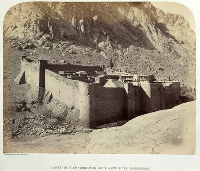 Klostret St. Katherine med Jebel Músá i bakgrunden, från Ordnance Survey of the Peninsula of Sinai av British Photographer