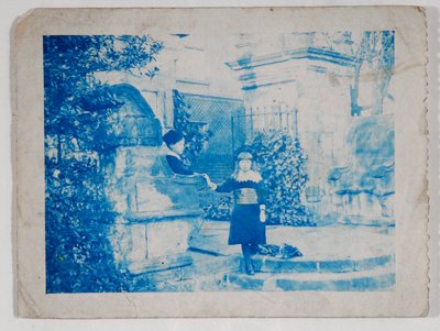 Elaine och Lancelot Grimshaw vid portarna till Knostrop Hall (cyanotyp) av British Photographer