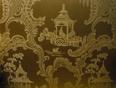 Kinesiska motiv, detalj från klädsel på fåtölj i George II-stil, snidat trä, vadderade armar och stoppad rygg och sits, ca 1750, Storbritannien av British School