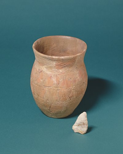 Bägare och flintkniv hittades tillsammans med en begravning i Barnwood, Gloucestershire, ca 2000 f.Kr. av Bronze Age