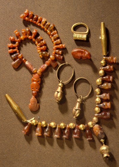 Smycken, kanaanéer, från Deir al-Balah, Gaza, ca 1300-talet f.Kr. (guld och ädelstenar) av Bronze Age