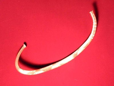 Halsring hittad i Ickleton, Cambridgeshire (guld) av Bronze Age