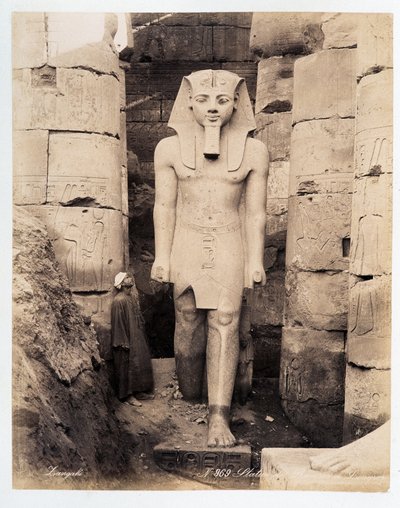 En staty av Ramses i Luxor - fotografi av bröderna Zangali, sent 1800-tal av Brothers Zangaki