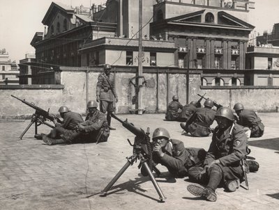 Luftanfallsförsvarsmonoeuvr i Rom under andra världskriget. (s/v bild) av Bruni Bruni