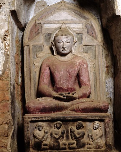 Sittande Buddha i meditation (polykrom sten) av Burmese School