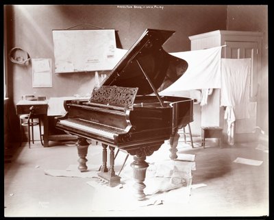 Ett piano av Hazelton Brothers Piano Co. på University Place, New York, 1898 (silvergelatintryck) av Byron Company