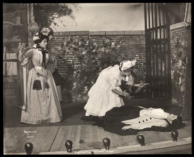 En scen från en amatörproduktion av en pjäs med titeln Angelina, The Orphaned Heiress presenterad på Barnard College, New York (silvergelatintryck) av Byron Company