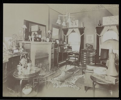 Ett vardagsrum i dramatikern Henry Martyn Blossoms hem, på 23 East 30th Street, New York, 1908 (silvergelatintryck) av Byron Company