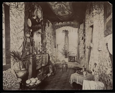 Ett utsmyckat vardagsrum i Blakely Halls bostad på 11 West 45th Street, New York, 1896-98 (silvergelatintryck) av Byron Company