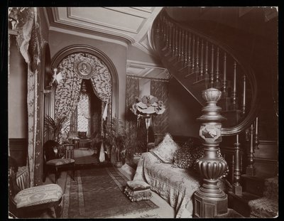 Ett utsmyckat vardagsrum i Blakely Halls bostad på 11 West 45th Street, New York, 1896-98 (silvergelatintryck) av Byron Company