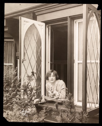 Anne Murdock i hemmet, ca 1915 (silvergelatintryck) av Byron Company