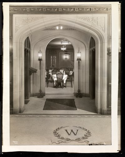 Valv som leder in till matsalen på Hotel Woodward, Broadway och 55th Street, New York, 1920 (silvergelatintryck) av Byron Company