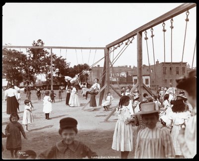 Barn gungar på Hudson Bank Gymnasium and Playground, 53rd Street och 11th Avenue, New York, 1898 (silvergelatintryck) av Byron Company