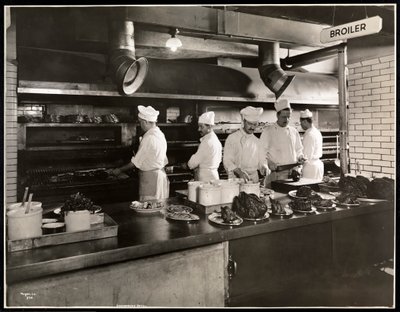 Kockar vid stekpannan i köket på Hotel Commodore, 1919 (silvergelatintryck) av Byron Company