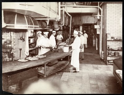 Kockar som arbetar i köket på Waldorf Astoria Hotel vid 34th Street och 5th Avenue, New York, 1903 eller 1904 (silvergelatintryck) av Byron Company