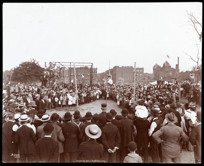 Folkmassa tittar på en polevalter på Hudson Bank Gymnasium and Playground, 53rd Street och 11th Avenue, New York, 1898 (silvergelatintryck) av Byron Company