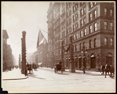 Dekorationer för Dewey Parade på Waldorf Astoria Hotel, 33rd Street och 5th Avenue, New York, 1899 (silvergelatintryck) av Byron Company