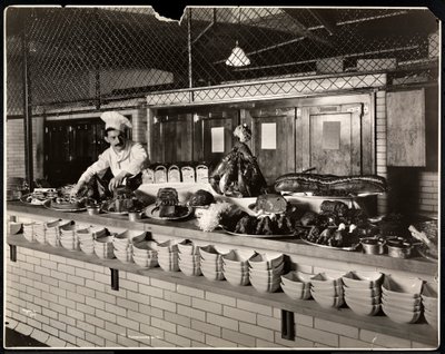 Utställning av kallt kött i köket på Commodore Hotel, 1919 (silvergelatintryck) av Byron Company