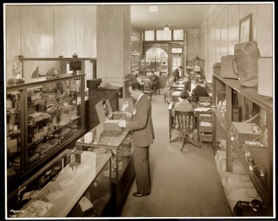 En Route Service, Inc., på Savoy Plaza Hotel, 59th Street och 5th Avenue, New York, 1928 (silvergelatintryck) av Byron Company