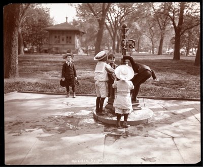 Fem barn som leker och dricker vid fontänen på Madison Square, New York, 1901 (silvergelatintryck) av Byron Company