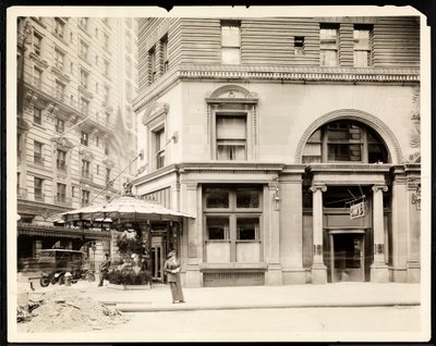 Blomsterställning och ingången till Hotel Imperial Cafe vid Broadway och 32nd Street, New York, ca 1905 (silvergelatintryck) av Byron Company