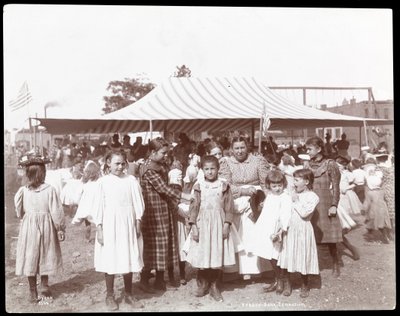 En grupp flickor och en kvinna på Hudson Bank Gymnasium and Playground, 53rd Street och 11th Avenue, New York, 1898 (silvergelatintryck) av Byron Company