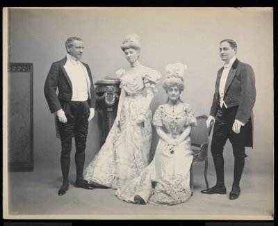 Gruppporträtt av Sydney Dillon Ripley tillsammans med tre andra vid James Hazen Hyde Ball, New York, 31 januari 1905 (silvergelatintryck) av Byron Company