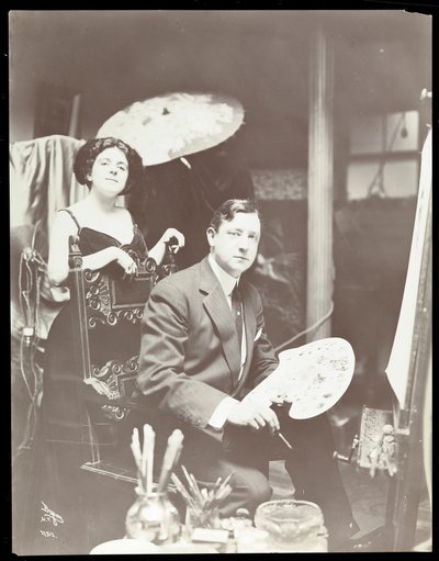Harrison Fisher and Model, 1908-9 (silvergelatintryck) av Byron Company