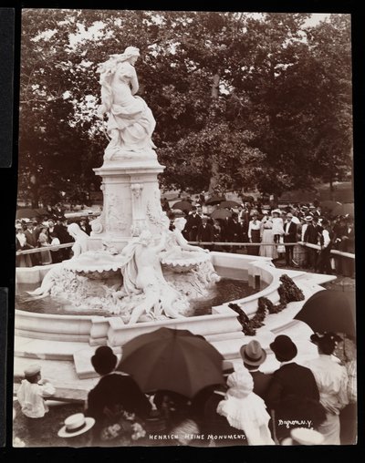 Heinrich Heine-monumentet (Lorelei-fontänen) och den folkmassa som var närvarande vid invigningen, Grand Concourse och 164th Street, Bronx, New York, 1899 (silvergelatinprint) av Byron Company