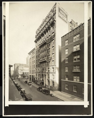 Hotel Harding vid 55th Street och Broadway, New York, 1921 (silvergelatintryck) av Byron Company