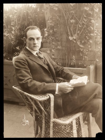 Howard Estabrook i en trädgård, 1915-16 (silvergelatintryck) av Byron Company